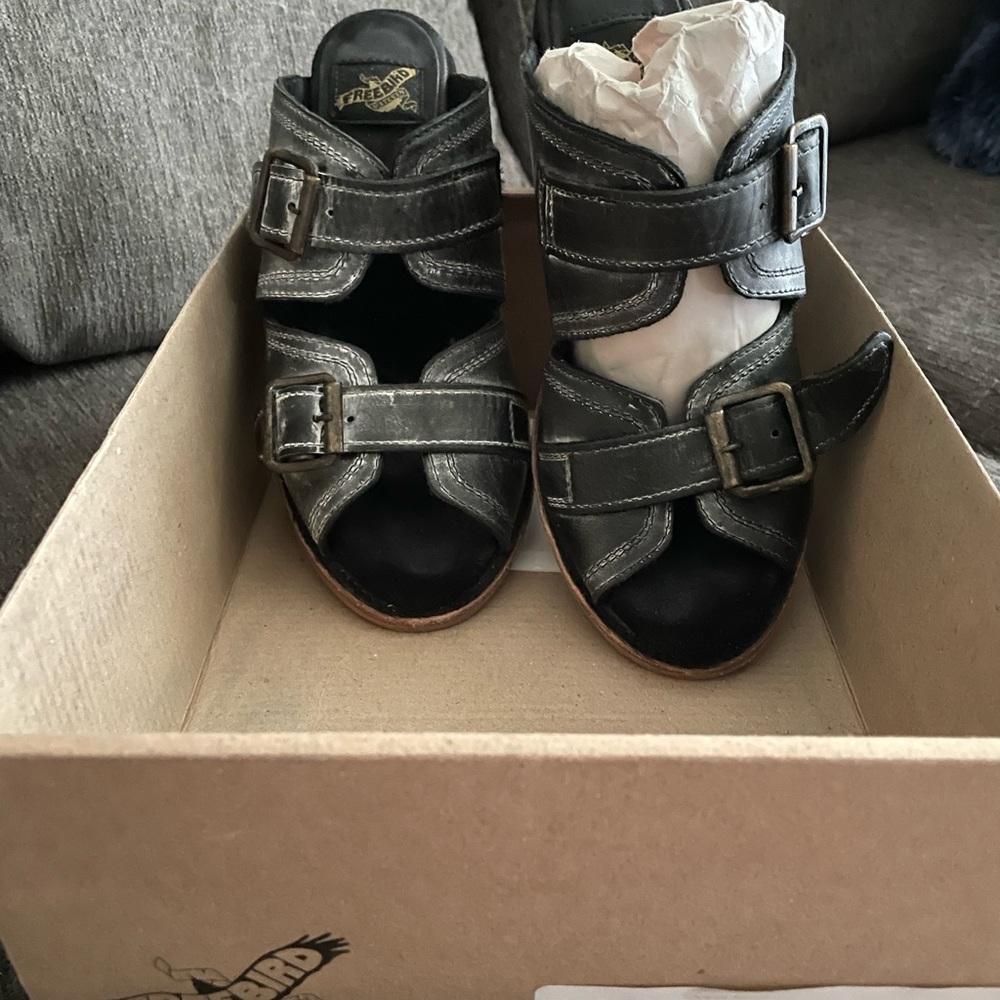 Freebird by Steve Madden. Black caprice Sandals. Size 8